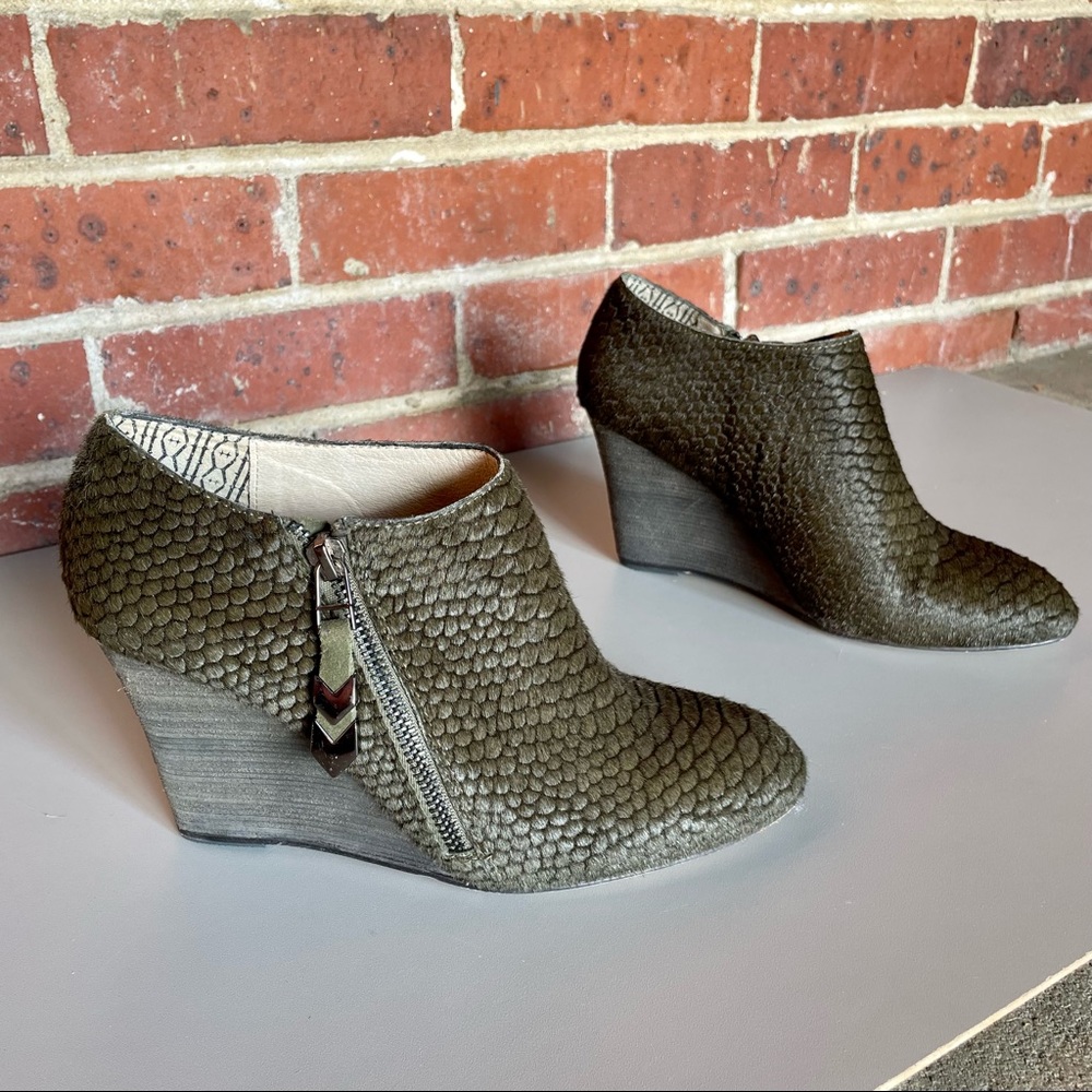 MATT BERNSON Women's Sz 8B Wedge Calf Hair Forest Green Shoes Snakeskin Texture